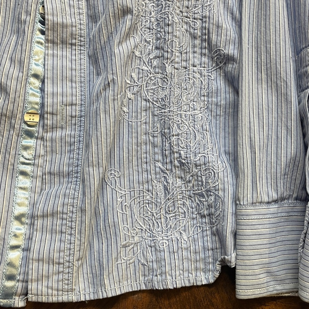191 Unlimited button up dress shirts, both with stripes and designs embroidered - Picture 10 of 12